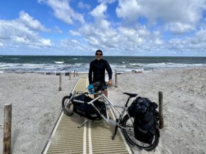 Markus Knüfken am Strand mit Fahrrad