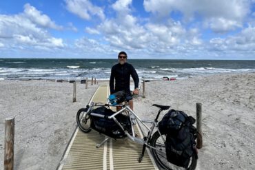 Markus Knüfken am Strand mit Fahrrad