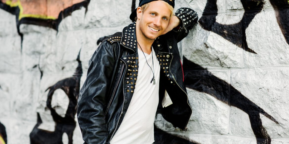 Axel Fischer vor einer bemalten Felswand